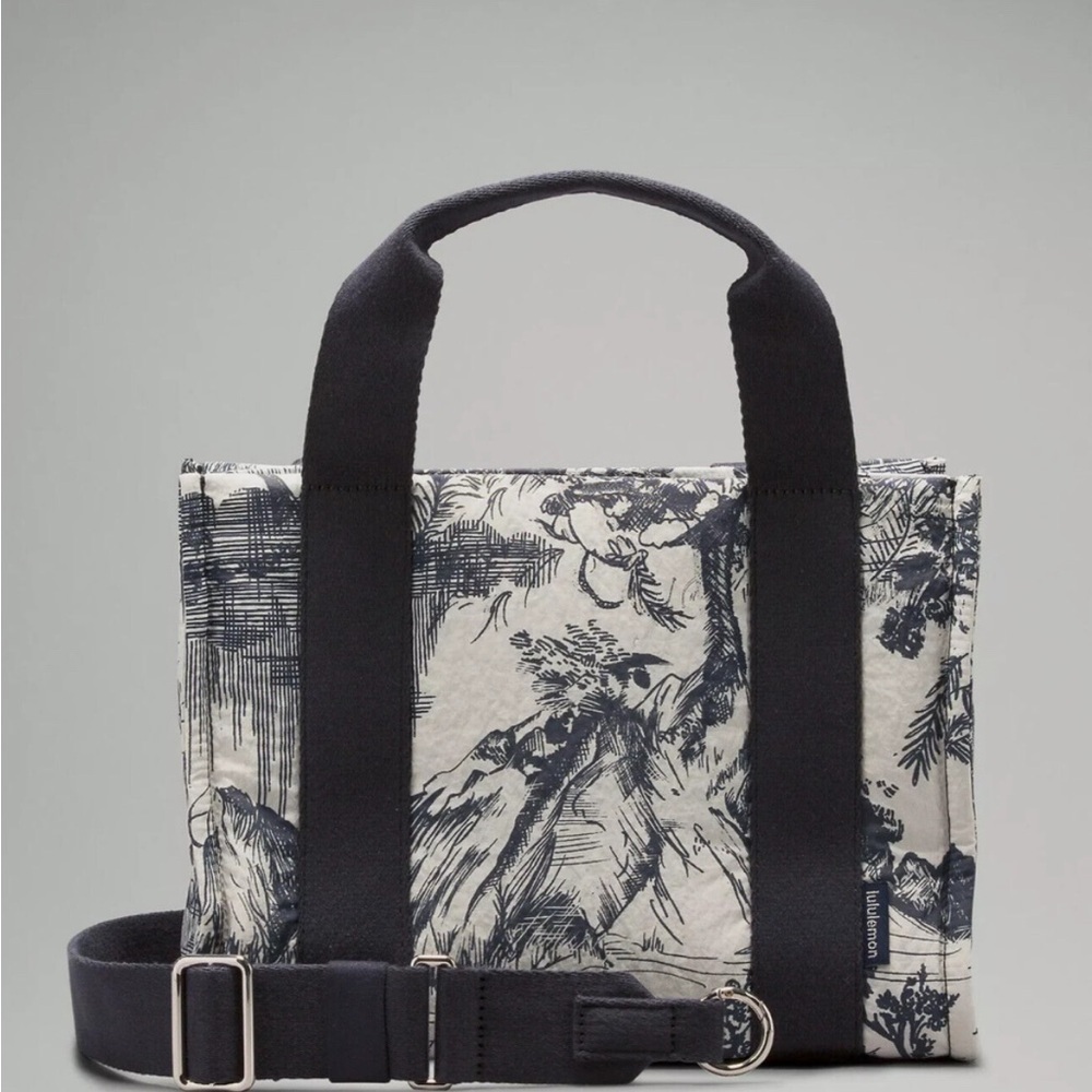 Lululemon RARE Mini Tote Print in Sketch Turtledove Navy/Obsidian 4.5L - Picture 2 of 6